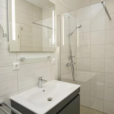 Rex Rugia Fewo12-7 Mit Schwimmbadnutzung Im Ahoi-sellin Appartement Lobbe